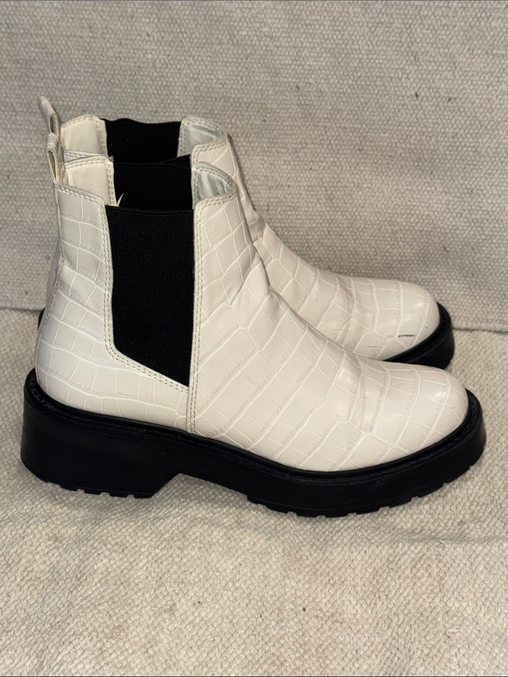 Steve Madden 7 1/2 White Croc-Embossed look Chelsea Tyclone with side Elastics